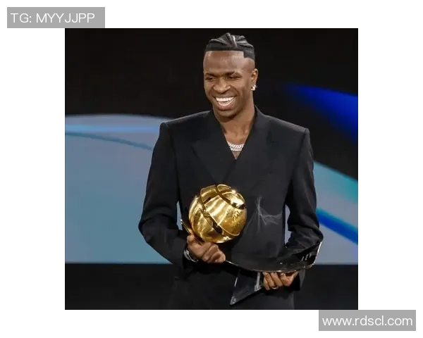 足球巨星化身老者展现独特魅力引发球迷热议